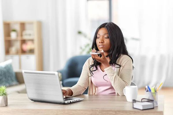 Mulher com laptop chamando no telefone no escritório em casa — Fotografia de Stock