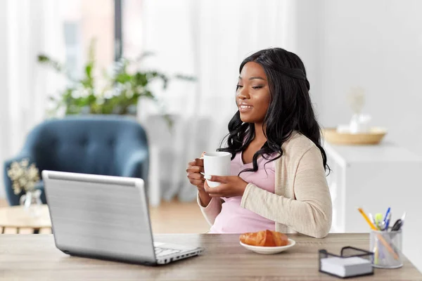 Mulher feliz com laptop e café no escritório em casa — Fotografia de Stock