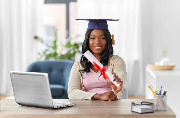 Estudante de pós-graduação com laptop e diploma em casa — Fotografia de Stock