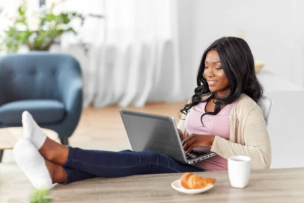 Boldog nő laptop dolgozik otthon iroda — Stock Fotó