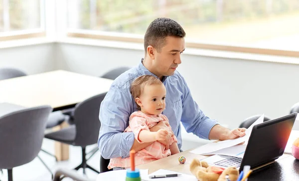 Pai com bebê trabalhando no laptop no escritório em casa — Fotografia de Stock