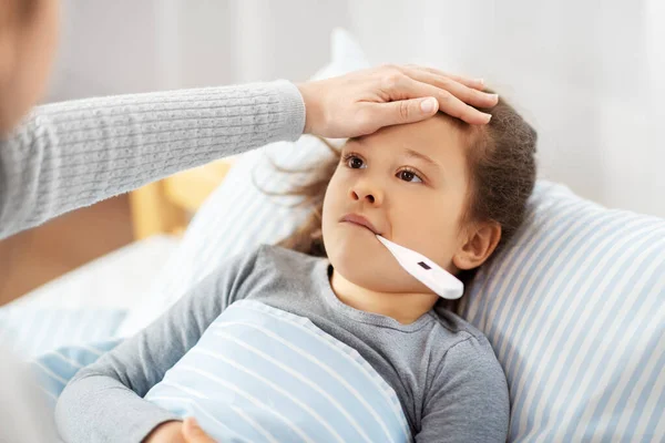 Mãe e filha doente medir a temperatura — Fotografia de Stock