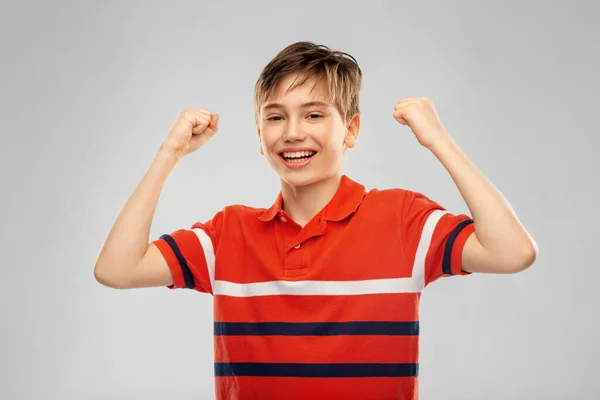 Ritratto di felice ragazzo sorridente che celebra il successo — Foto Stock