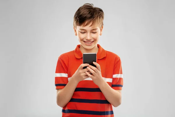 Retrato de menino sorridente feliz com smartphone — Fotografia de Stock