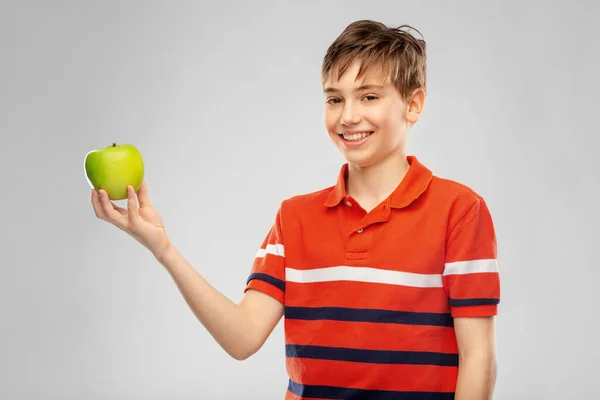 Portré boldog mosolygós fiú kezében zöld alma — Stock Fotó