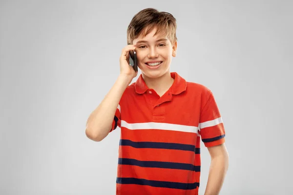 Glad leende pojke ringer på smartphone — Stockfoto