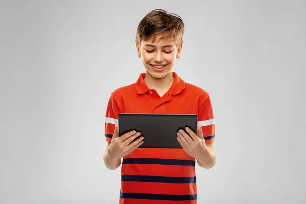 Boldog mosolygós fiú használja tabletta számítógép — Stock Fotó