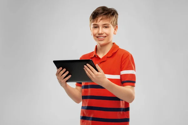 Felice sorridente ragazzo utilizzando tablet computer — Foto Stock