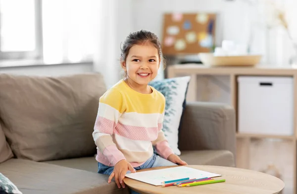 小女孩在家里用彩色铅笔画画 — 图库照片