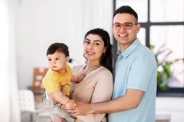 Familia feliz con el niño en casa —  Fotos de Stock