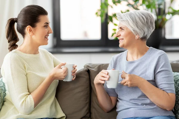Senior moeder en volwassen dochter drinken koffie — Stockfoto
