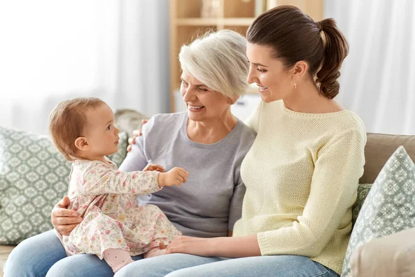 Anne, kız ve büyükanne evdeki kanepede. — Stok fotoğraf