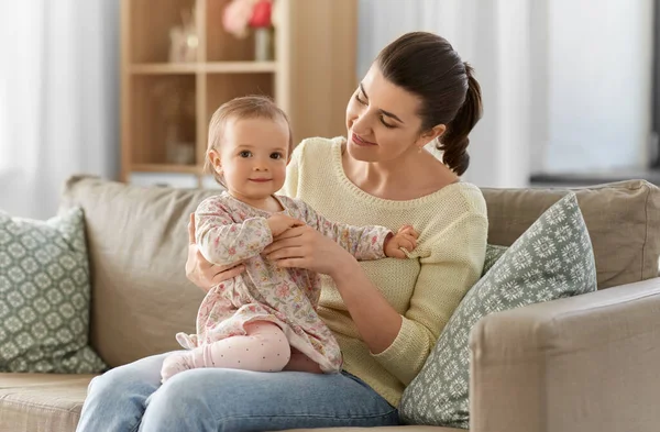 Mãe feliz com filhinha em casa — Fotografia de Stock