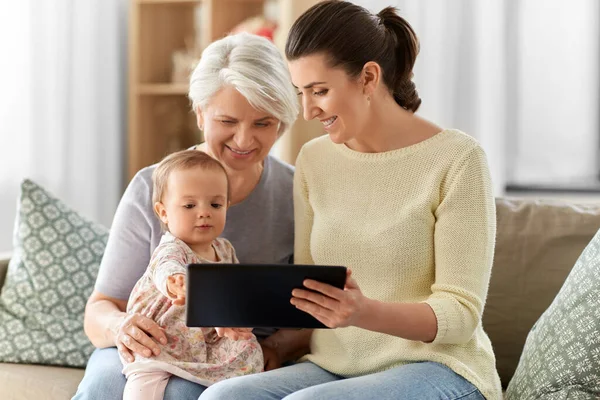 Moeder, dochter en oma met tablet pc — Stockfoto