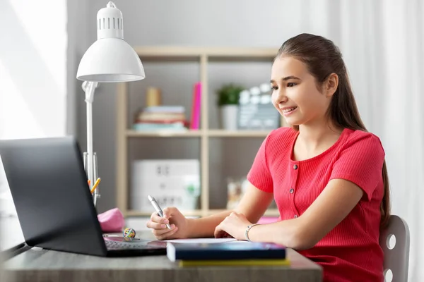 Estudiante chica con ordenador portátil aprendizaje en casa —  Fotos de Stock