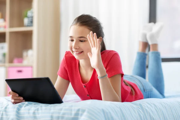 Menina ter vide chamada no computador tablet em casa — Fotografia de Stock