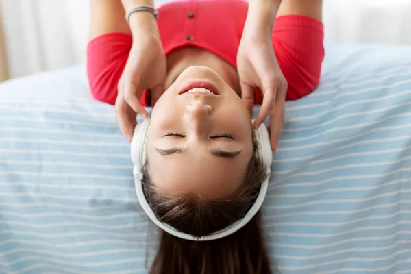 Chica en auriculares escuchando música en casa — Foto de Stock