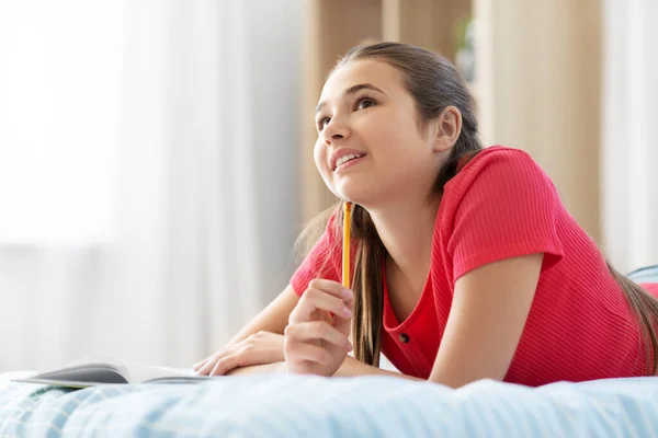 Adolescent fille écriture à journal intime à la maison — Photo