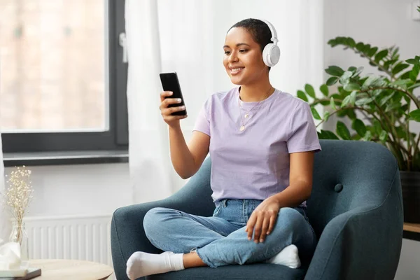 Mujer con smartphone escuchando música en casa —  Fotos de Stock