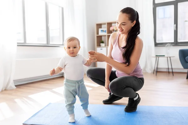 Madre feliz con el pequeño bebé en casa —  Fotos de Stock