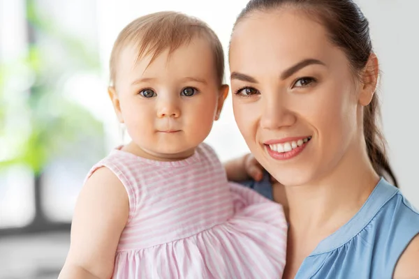 Mãe feliz com filhinha em casa — Fotografia de Stock