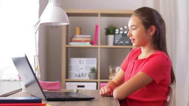 Bilgisayarlı genç kız evde video görüşmesi yapıyor. — Stok video