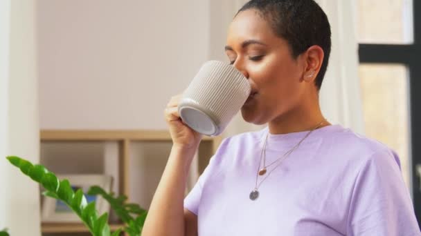 Africano americano mulher beber café em casa — Vídeo de Stock