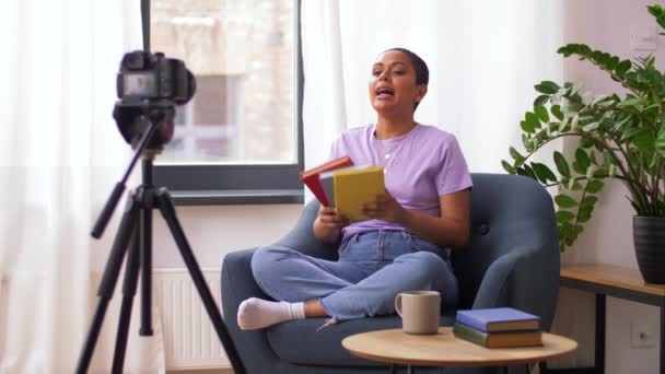 Blogueur vidéo femelle faisant l'examen du livre — Video