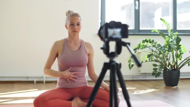 Vrouw of blogger opnemen sportschool yoga klasse video — Stockvideo