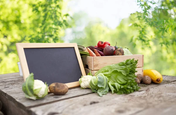Zbliżenie warzyw z tablicą w gospodarstwie — Zdjęcie stockowe