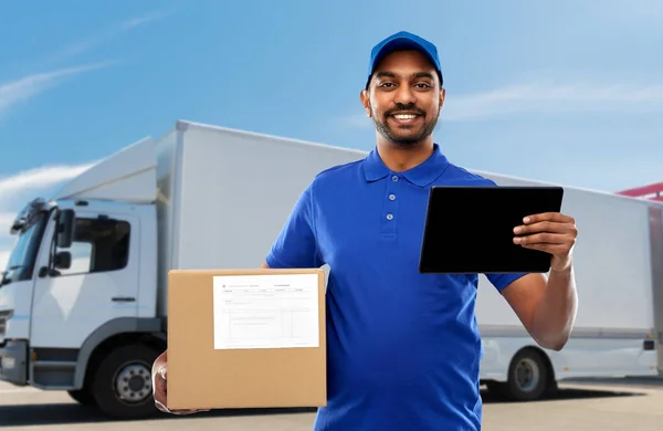 Homem de entrega indiana com tablet pc e caixa de pacote — Fotografia de Stock