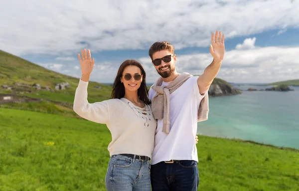 Feliz casal acenando mãos na Irlanda — Fotografia de Stock