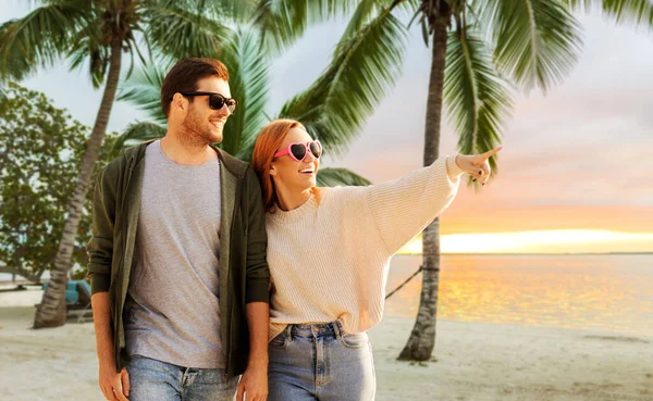 Gelukkig paar wandelen langs zomerstrand — Stockfoto