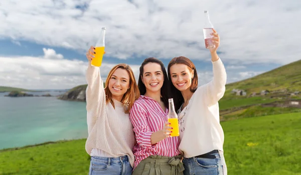 Wanita memanggang minuman non alkohol di irlandia — Stok Foto