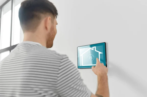 Muž při pohledu na tablet počítače v smart home — Stock fotografie