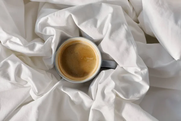 Xícara de café na cama — Fotografia de Stock