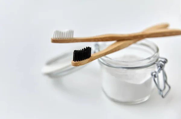 ล้างโซดาและแปรงสีฟันไม้ — ภาพถ่ายสต็อก