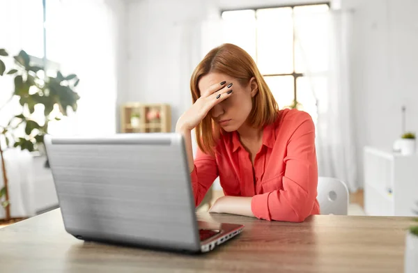 有压力的女人，带着手提电脑在家里工作 — 图库照片