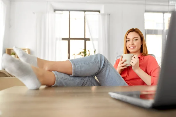 Mujer con portátil beber café en casa oficina —  Fotos de Stock