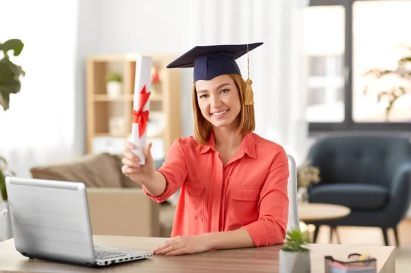 Mulher estudante com laptop e diploma em casa — Fotografia de Stock