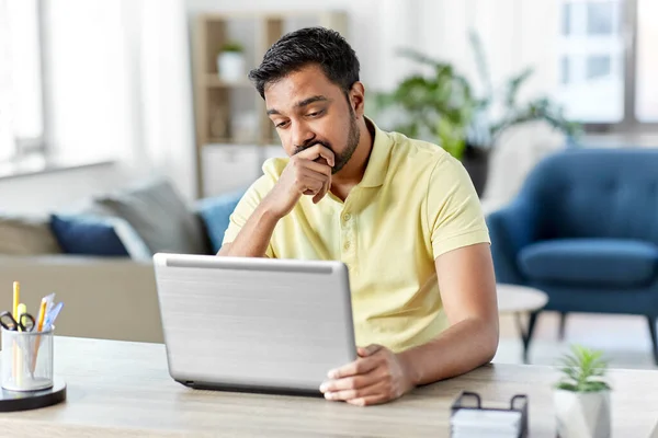 Homem indiano com laptop trabalhando no escritório em casa — Fotografia de Stock