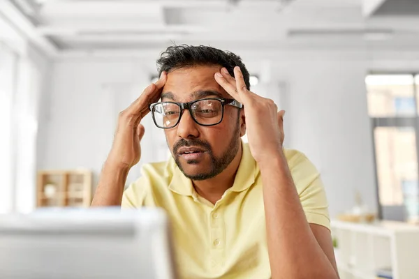 Hombre estresado con el ordenador portátil trabajando en casa oficina —  Fotos de Stock