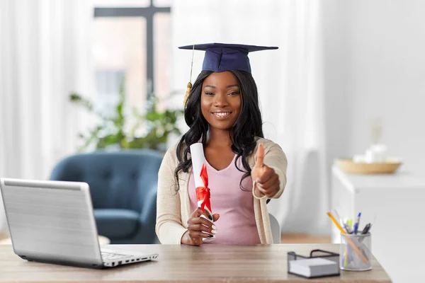 Estudante de pós-graduação com laptop e diploma em casa — Fotografia de Stock