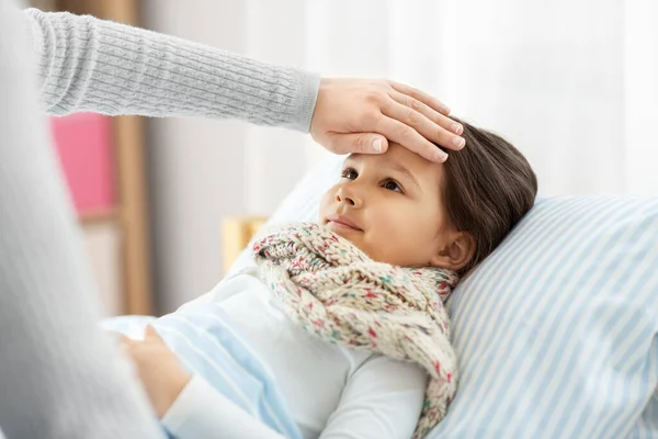 Mãe medir a temperatura da filha doente — Fotografia de Stock