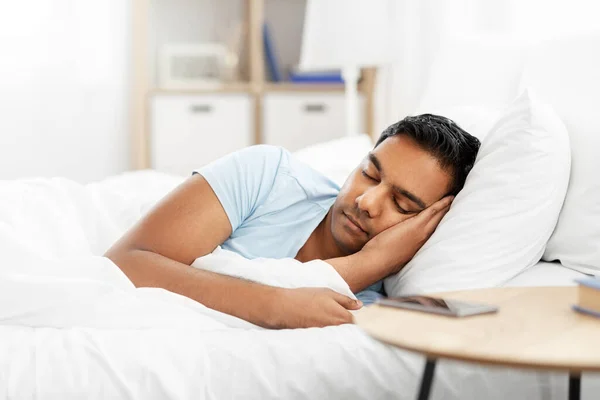 Indiaanse man slapen in bed thuis — Stockfoto