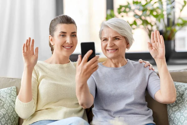 Figlia e vecchia madre avendo videochiamata al telefono — Foto Stock