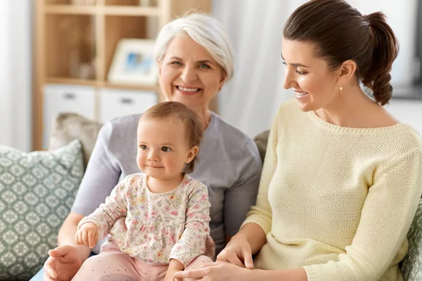 Mère, fille et grand-mère sur le canapé à la maison — Photo