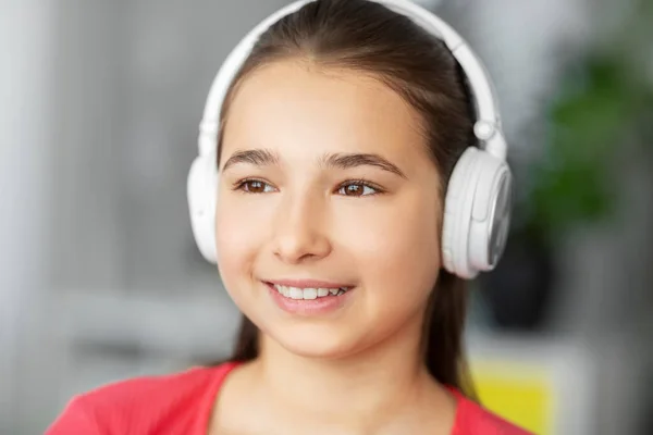 在家里听音乐的戴耳机的女孩 — 图库照片