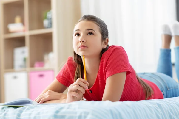 Tinédzser lány ír a naplójába otthon — Stock Fotó