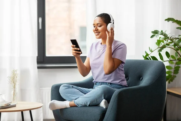 Mujer con smartphone escuchando música en casa — Foto de Stock